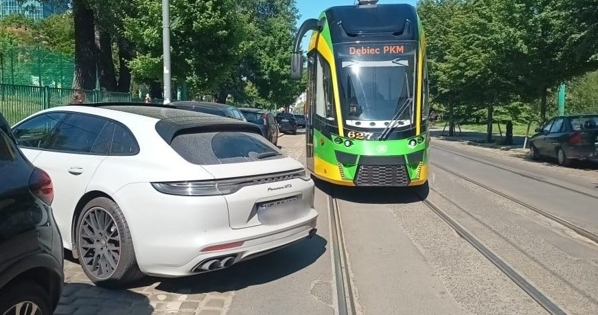 Kierowca Porsche Panamery zaparkował tak, że zablokował ruch tramwajowy /Straż Miejska Poznań /