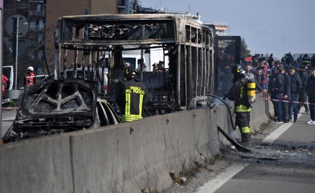 Kierowca porwał autobus z uczniami i podpalił pojazd