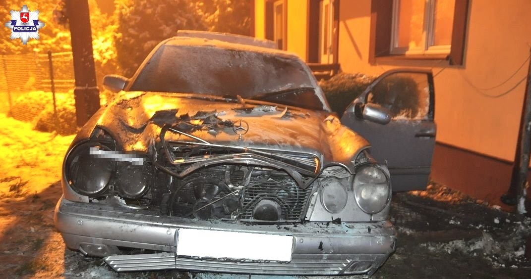 Kierowca porzucił auto i uciekł /Informacja prasowa