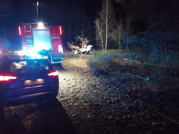 Kierowca porzucił auto w polu i wraz z synem uciekł z miejsca zdarzenia. /KMP w Piotrkowie Trybunalskim /Policja