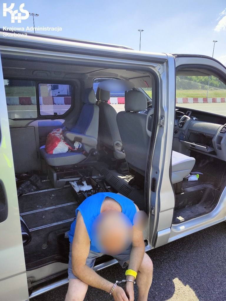 Kierowca potwierdził, że w tabletkach znajdowała się pseudoefedryna /Izba Administracji Skarbowej w Katowicach /