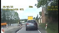 Kierowca przejechał na czerwonym świetle. Policja ruszyła w pościg