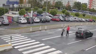 Kierowca przejechał po stopie pieszemu. Awantura na parkingu [FILM]