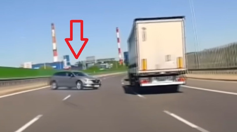 Kierowca Renault zaczął kręcić piruety na autostradzie, po uderzeniu przez tira /