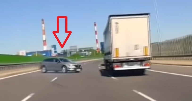 Kierowca Renault zaczął kręcić piruety na autostradzie, po uderzeniu przez tira /