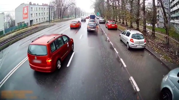 Kierowca samochodu osobowego zajechał drogę ciężarówce /Policja Śląska /Policja