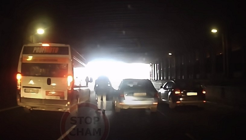 Kierowca skody zatrzymał się w tunelu tamując ruch i powodując duże niebezpieczeństwo/ źródło: YouTube/Stop Cham /STOP CHAM (screen) /