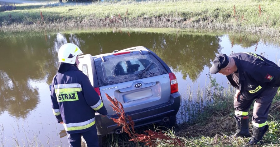 Kierowca spał na tylnej kanapie /Policja