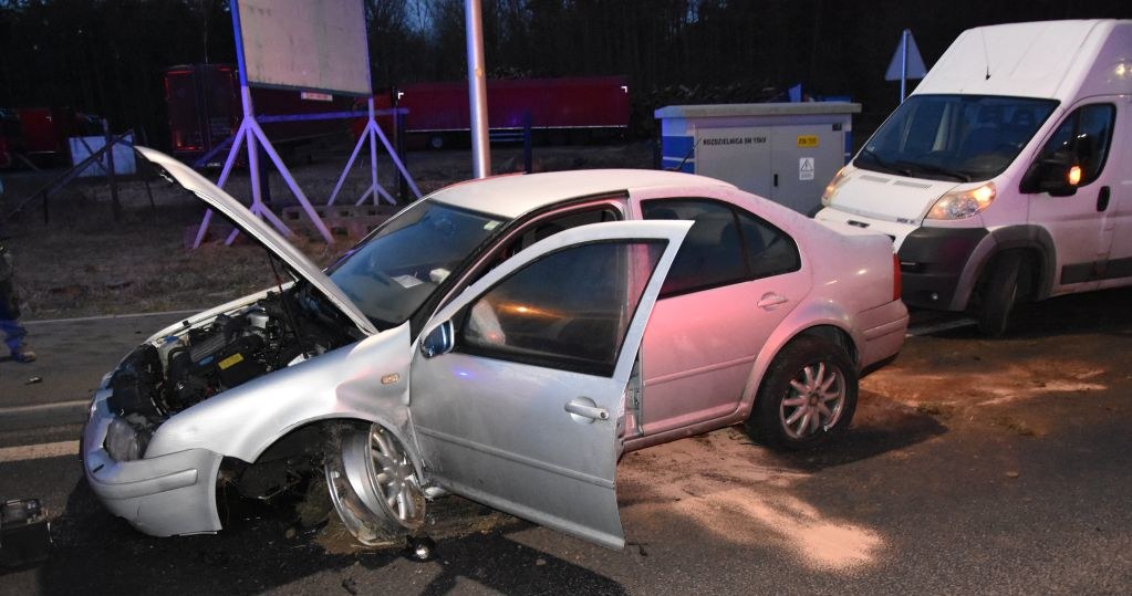 Kierowca stanął dopiero, gdy samochód nie był w stanie jechać /Policja