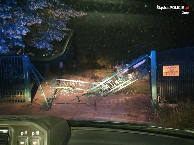 Kierowca staranował bramę ogródków działkowych i próbował uciekać pieszo /Śląska policja /Policja