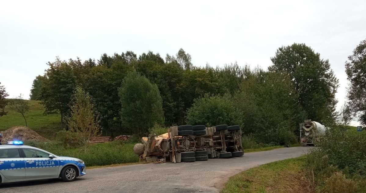 Kierowca stracił panowanie na zakręcie i wywrócił betoniarkę /Policja