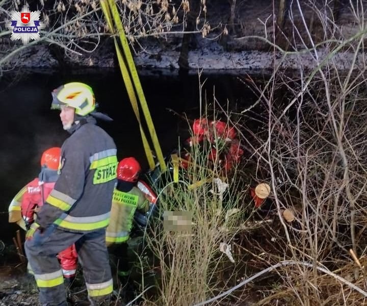 Kierowca stracił panowanie nad autem i wjechał do rzeki /Lubelska Policja /Policja