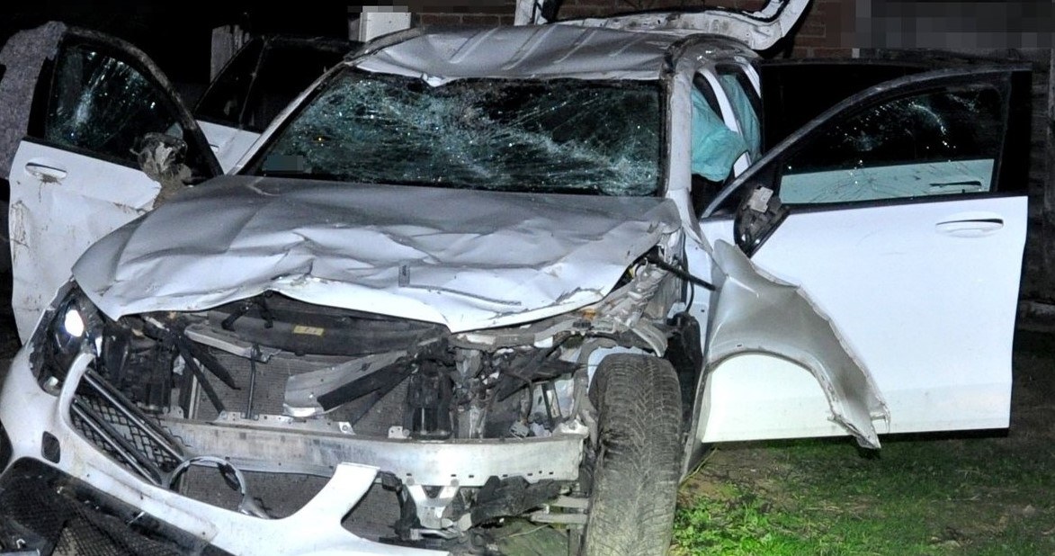 Kierowca stracił panowanie nad autem. W efekcie Mercedes dachował. /Policja Lubelska /Policja