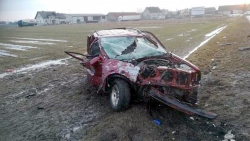 Kierowca suzuki wypadł przez przednią szybę / Fot: PSP Krotoszyn /Informacja prasowa