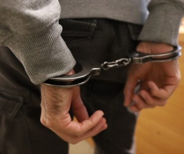 Kierowca szkolnego busa straszył dzieci makabryczną lalką. Usłyszał zarzuty