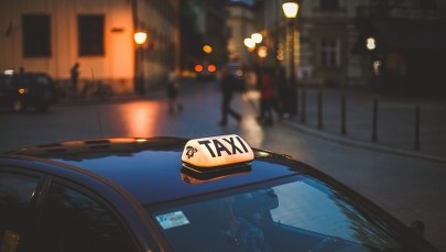 Kierowca taksówki na aplikację miał wykorzystać seksualnie pasażerkę. Usłyszał zarzuty