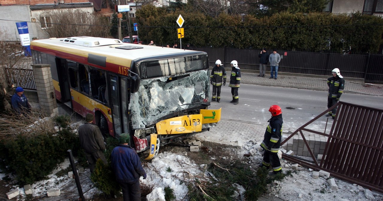 Kierowca tego autobusu zasłabł i uderzył w dom jednorodzinny /Mariusz Grzelak /East News