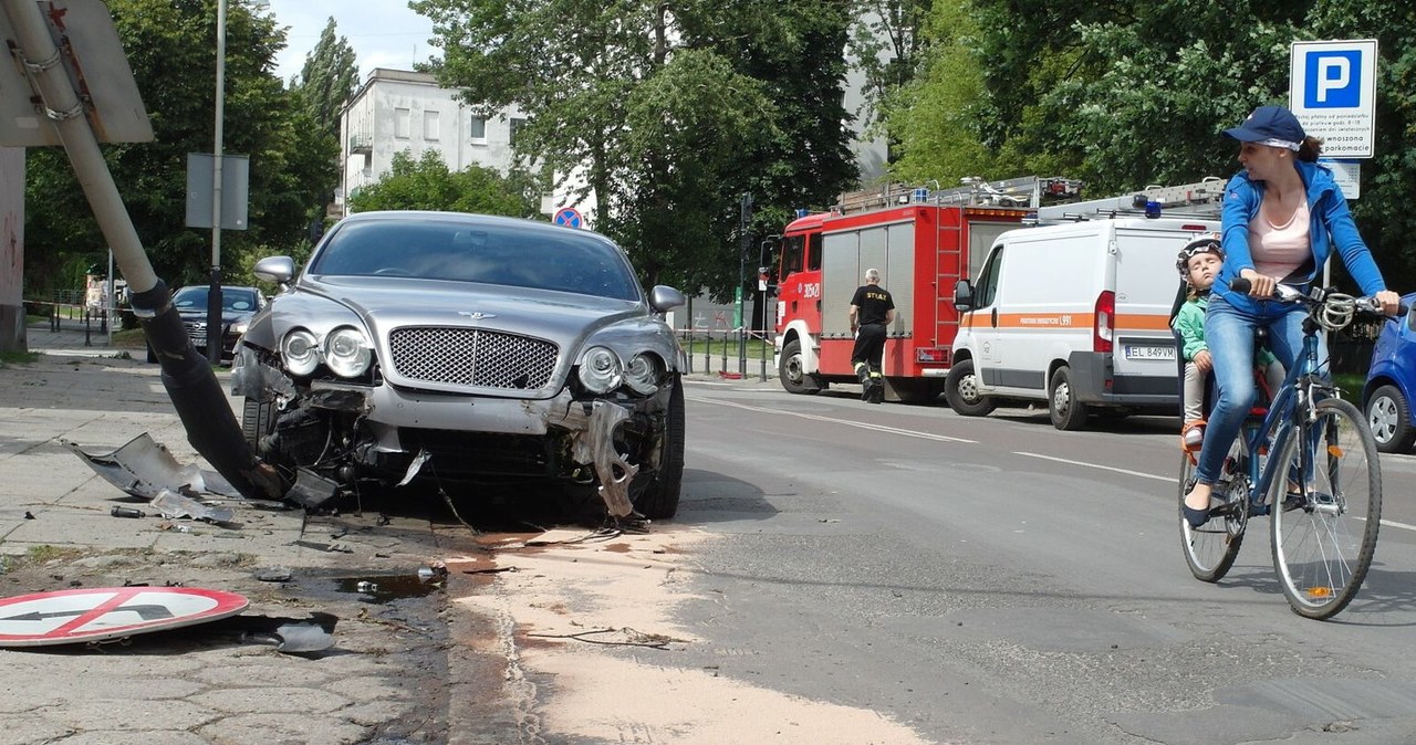 Kierowca tego Bentleya "uciekał" przed innym, który wymusiuł pierwszeńśtwo. Naprawa pochłonie dziesiątki tysięcy złotych. OC chroni przed takimi sytuacjami /Krzysztof Szymczak/POLSKA PRESS /Agencja SE/East News