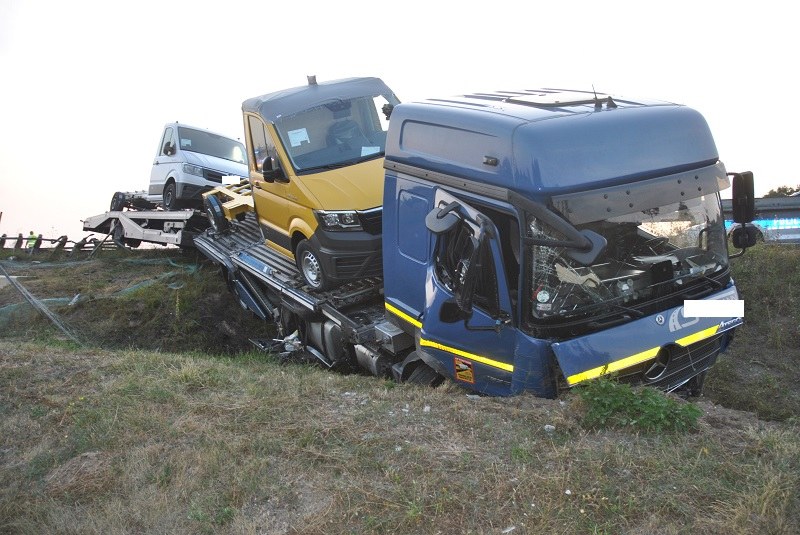 Kierowca tego ciężarowego Mercedesa najechał na pracującą na poboczu lawetę /Policja