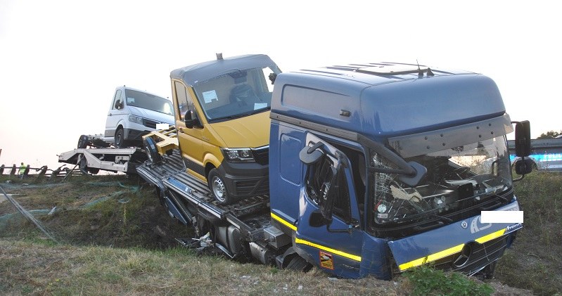 Kierowca tego ciężarowego Mercedesa najechał na pracującą na poboczu lawetę /Policja