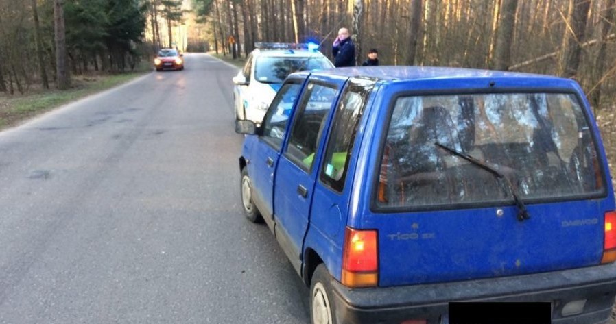 Kierowca tego Daewoo Tico miał ponad 2 promile alkoholu /Policja