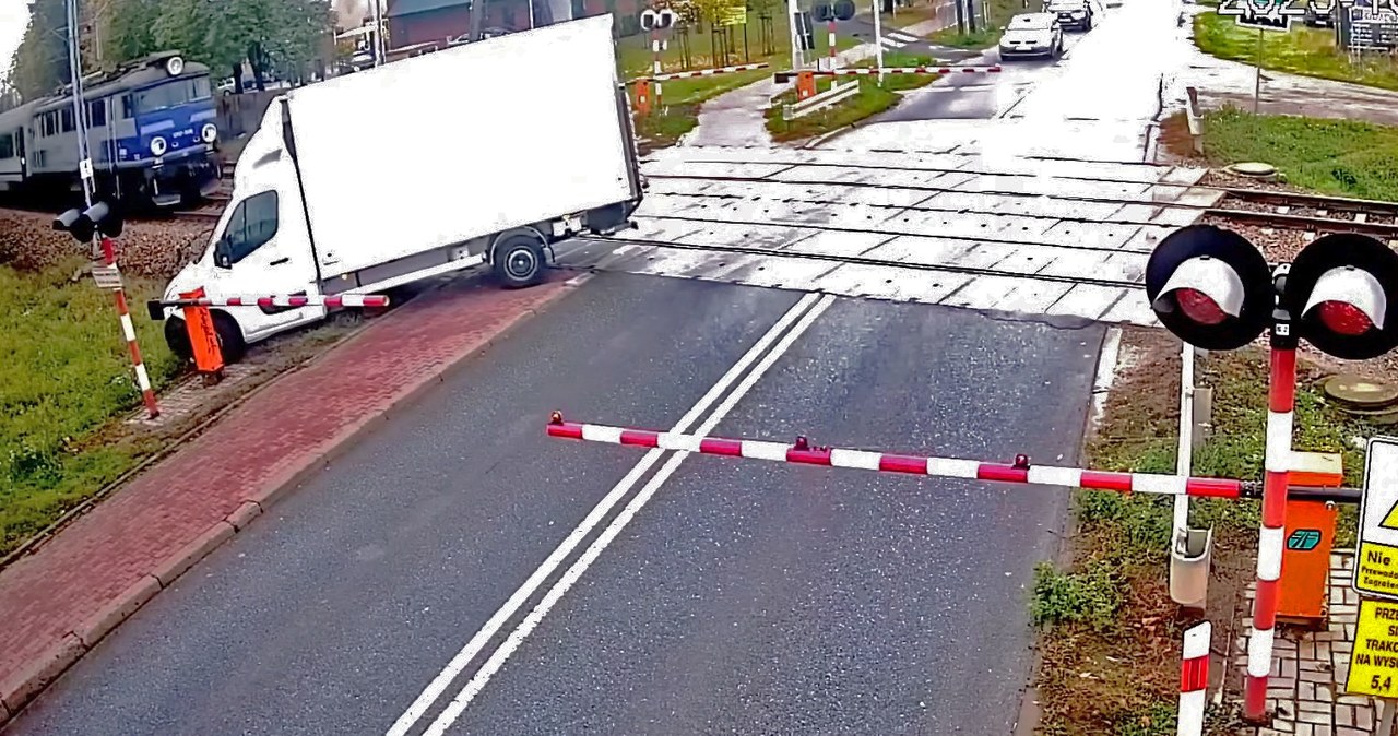 Kierowca tego dostawczaka miał czas i możliwość, aby bezpiecznie zjechać z drogi pociągu. Wolał jednak zrobić coś innego /