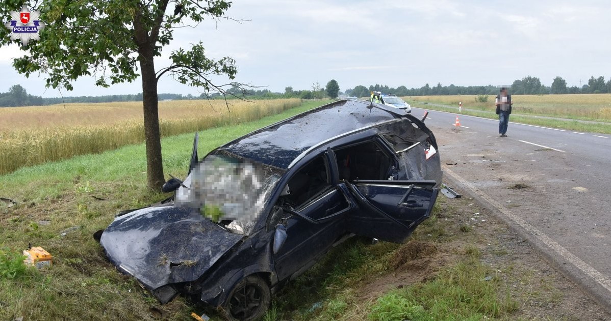 Kierowca tego samochodu z nieznanych przyczyn zjechał z drogi i uderzył w przepust i drzewo. Zginął na miejscu /Policja