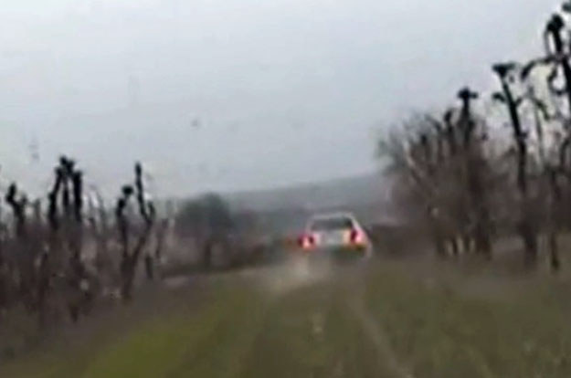 Kierowca tego Volkswagena Golfa desperacko próbował uciec przed policją /Policja