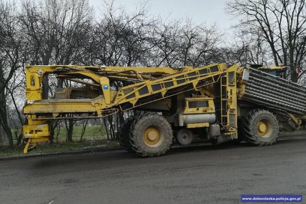 Kierowca tej maszyny był kompletnie pijany /Informacja prasowa