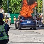 Kierowca Tesli prawie spłonął żywcem w samochodzie [WIDEO]