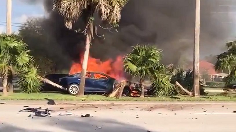 Kierowca Tesli spłonął żywcem po wypadku, bo... nie wysunęły się klamki (film) /Geekweek