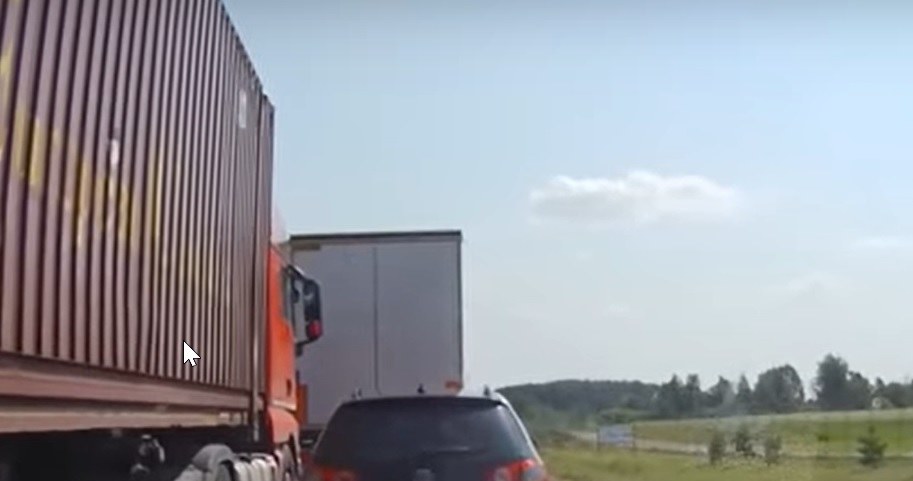 Kierowca TIR-a bardzo nie chciał być wyprzedzony przed zwężeniem autostrady /