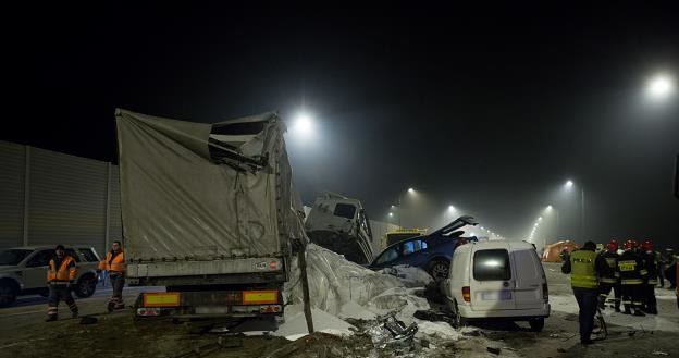 Kierowca tira pędził we mgle? /PAP