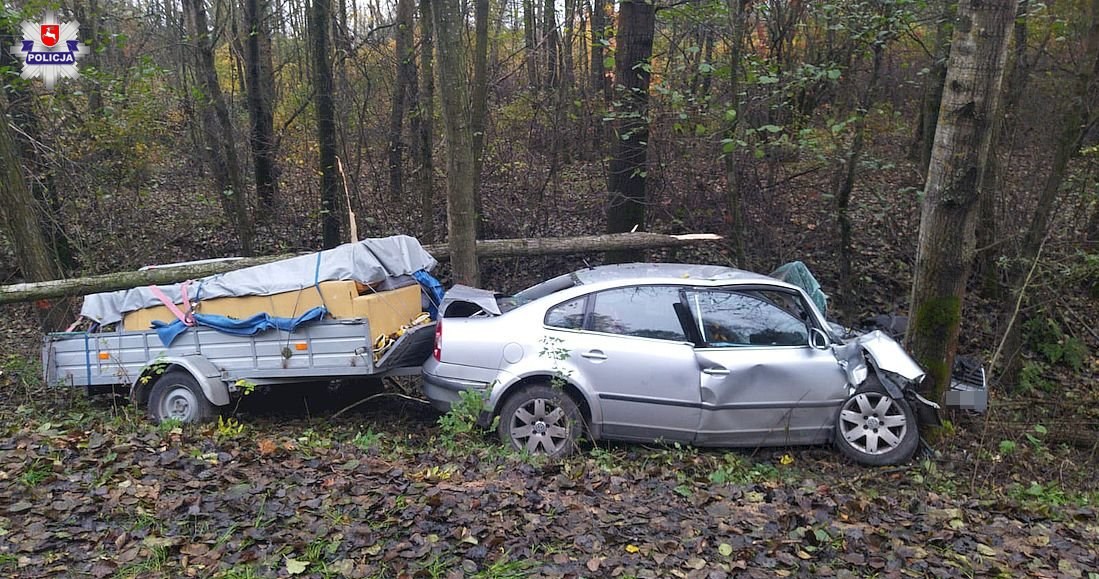 Kierowca trafił do szpitala, auto pójdzie złom. Sarna uciekła... /Informacja prasowa