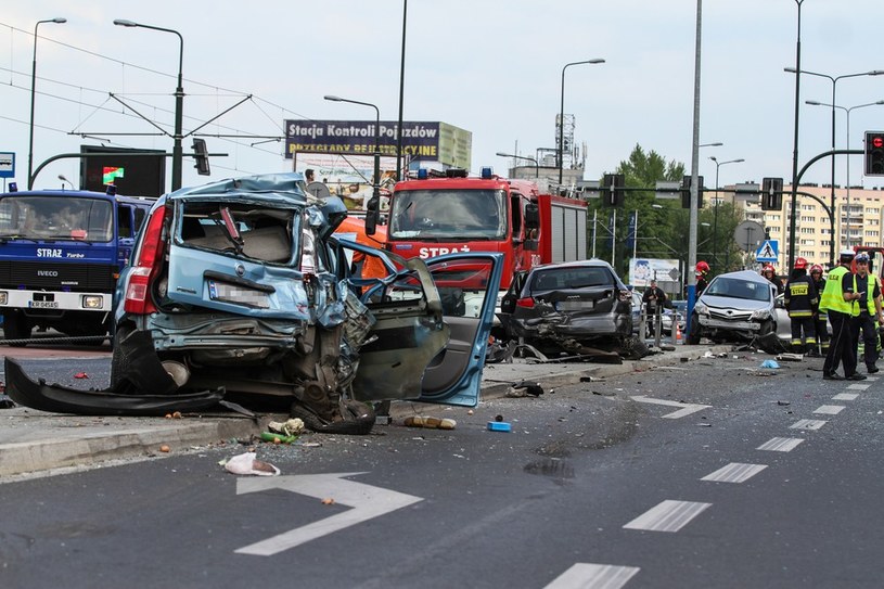 Kierowca twierdzi, że nie pamięta momentu przejeżdżania przez 18 stojących na światłach samochodów /Jan Graczyński /East News