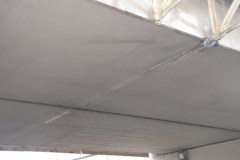 Kierowca uderzył w wiadukt i... odjechał