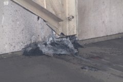 Kierowca uderzył w wiadukt i... odjechał