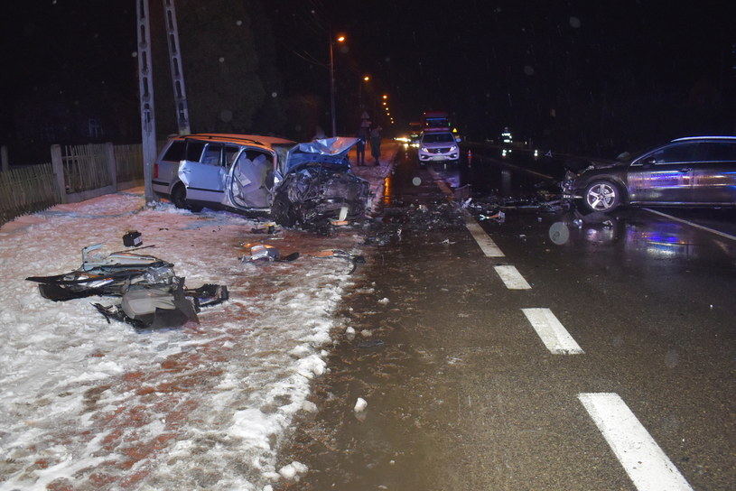 Kierowca Volkswagena doprowadził do czołowego zderzenia z Peugeotem /Policja