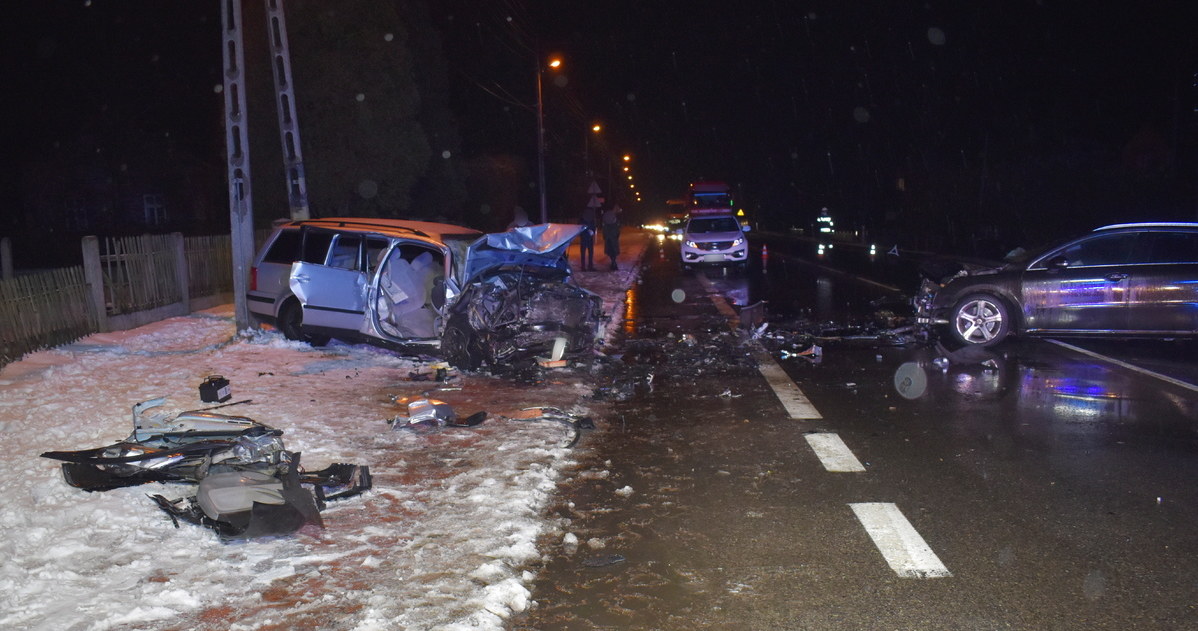 Kierowca Volkswagena doprowadził do czołowego zderzenia z Peugeotem /Policja