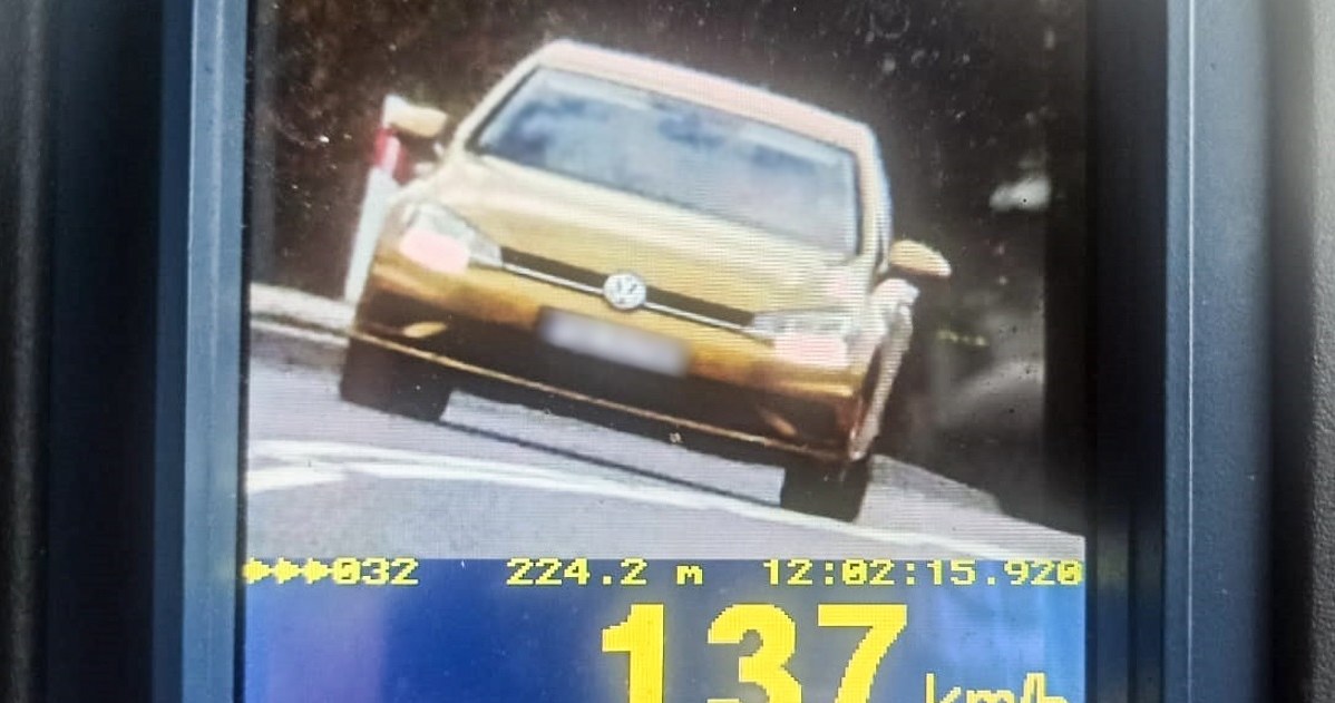 Kierowca Volkswagena Golfa jechał 137 km/h w terenie zabudowanym /Policja