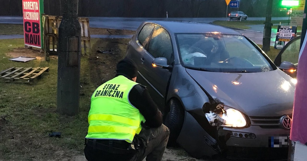 Kierowca Volkswagena Golfa stracił panowanie nad autem w czasie ucieczki /Informacja prasowa