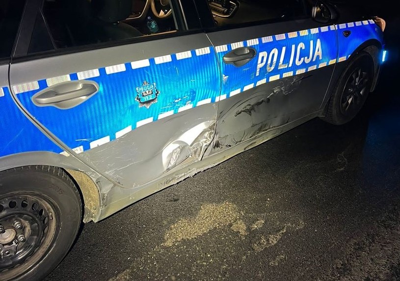 Kierowca Volkswagena próbował zepchnąć ścigający go radiowóz z drogi. /Policja Opolska /Policja