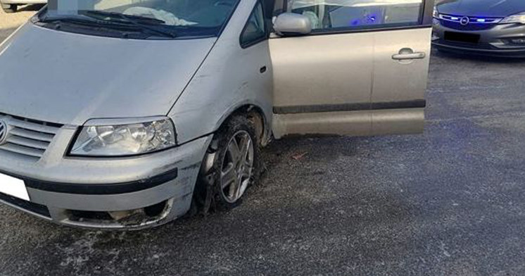 Kierowca Volkswagena Sharana jechał na samej feldze /Policja