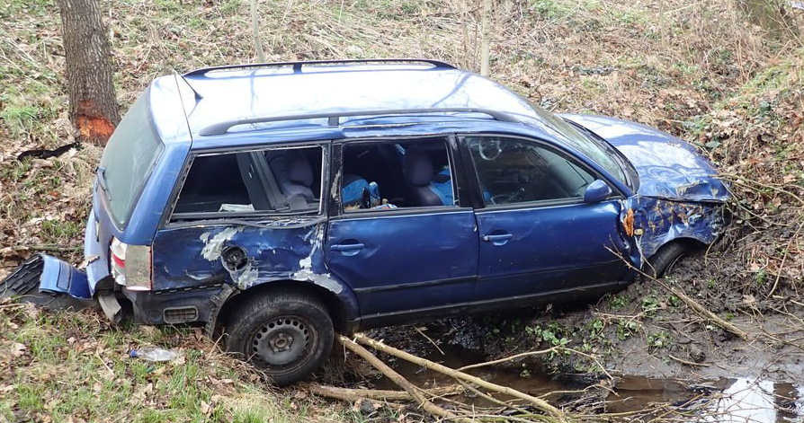 Kierowca Volkswagena stracił panowanie nad kierownicą i wjechał do rowu. /Policja