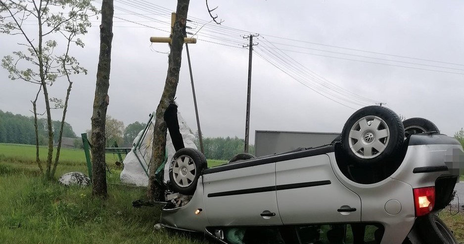 Kierowca Volkswagena zatrzymał się obok przydrożnego krzyża. /OSP Jelonki /