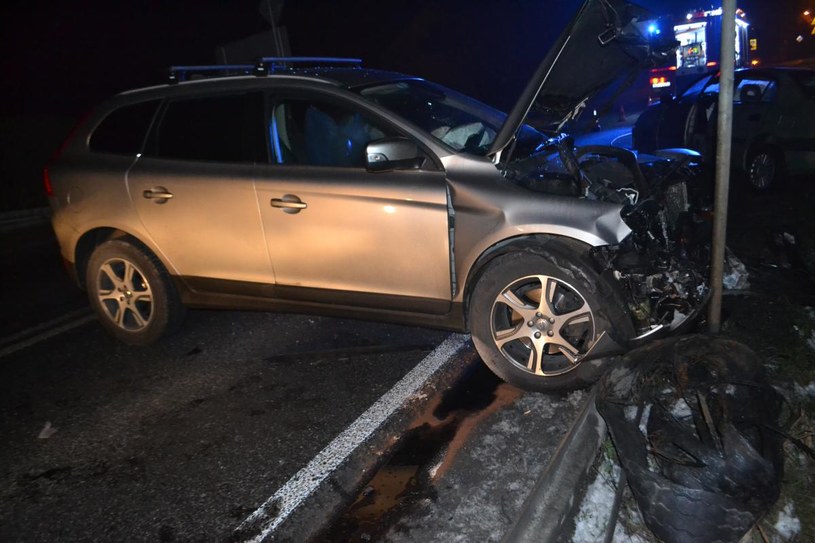 Kierowca Volvo XC60 odniósł lekkie obrażenia, pasażerka trafiła do szpitala /Policja