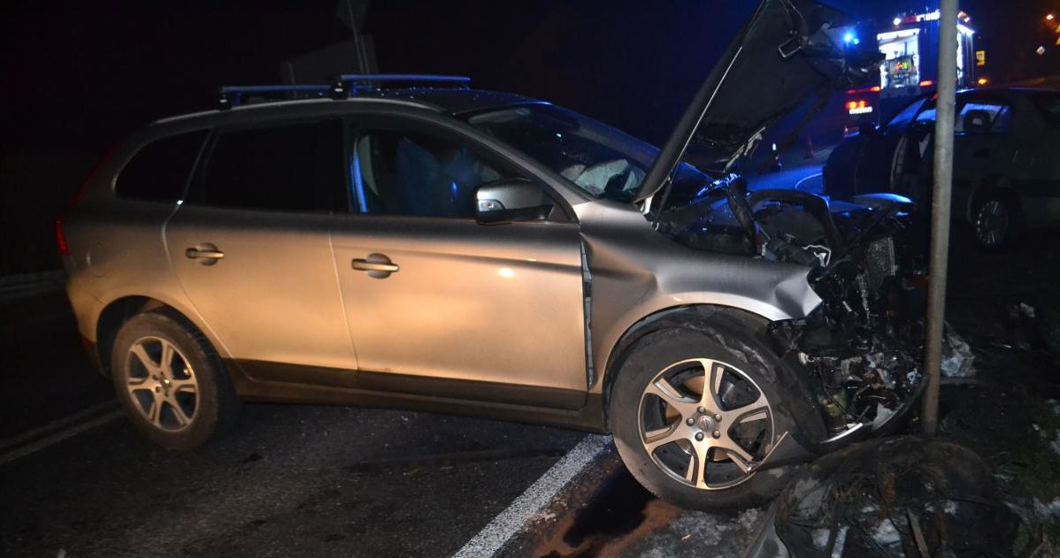 Kierowca Volvo XC60 odniósł lekkie obrażenia, pasażerka trafiła do szpitala /Policja