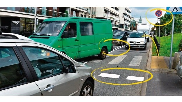 Kierowca, widząc podwójną linię ciągłą po prawej stronie, linię zatrzymania za pasam i odwrócone znaki, powinien zorientować się, że porusza się niewłaściwą stroną drogi. /Motor