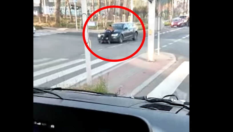 Kierowca wiózł pieszego na masce samochodu. A pieszy wcale nie zamierzał zejść / Fot: Youtube /