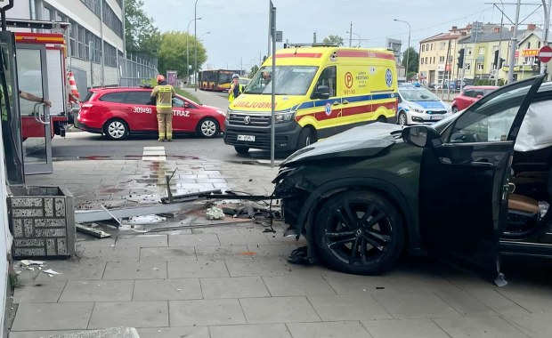 ​Kierowca wjechał autem w portiernię Instytutu Lotnictwa